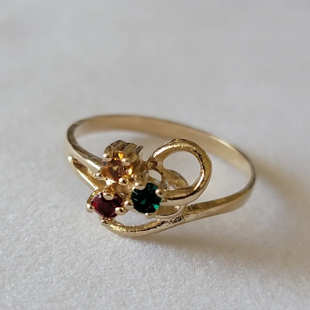 Vintage 3 Stone Mothers Ring Simulated Gemstone Gold Tone Birthstone Size 6.5